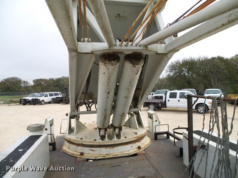 image for item DD1454 1999 International 4900 bucket truck