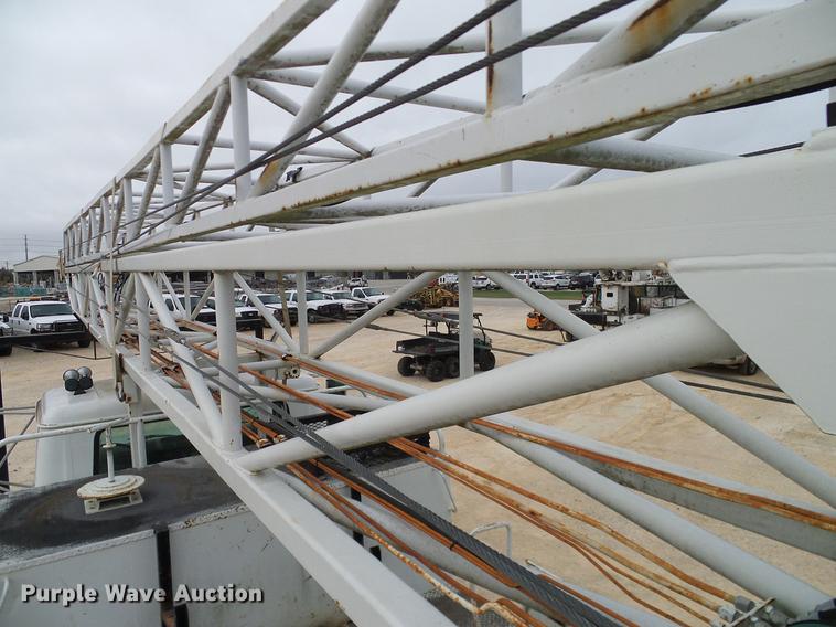 image for item DD1454 1999 International 4900 bucket truck