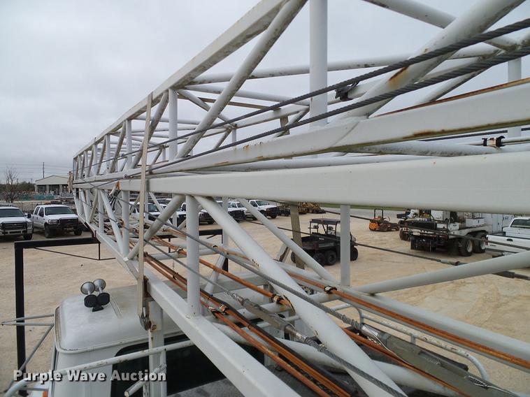 image for item DD1454 1999 International 4900 bucket truck