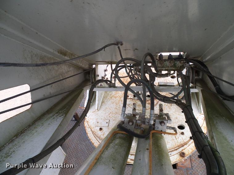 image for item DD1454 1999 International 4900 bucket truck