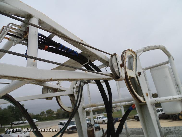 image for item DD1454 1999 International 4900 bucket truck