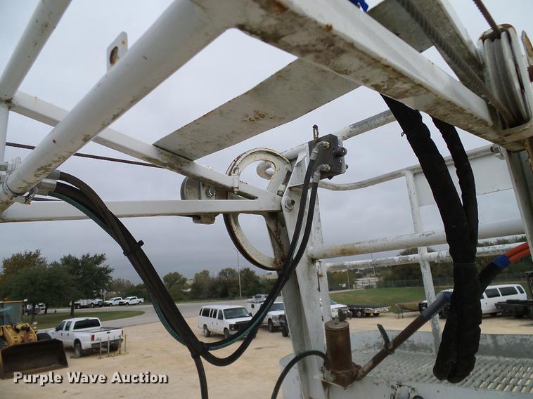 image for item DD1454 1999 International 4900 bucket truck