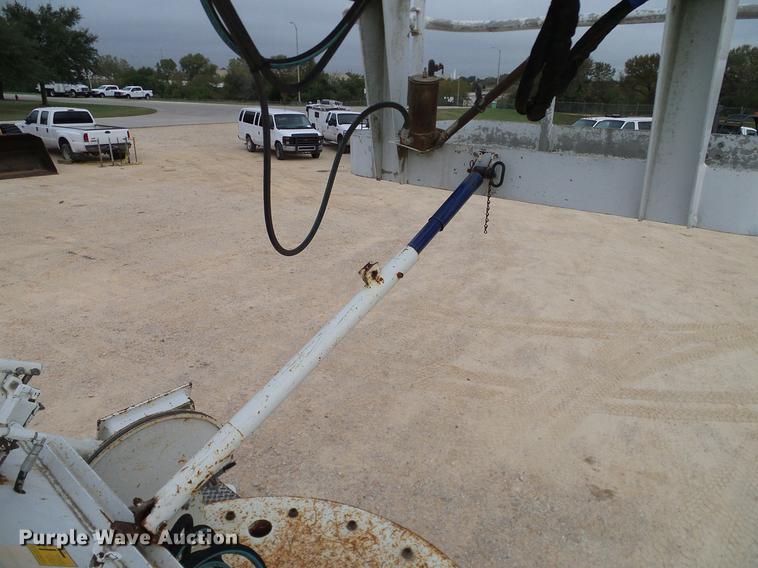 image for item DD1454 1999 International 4900 bucket truck