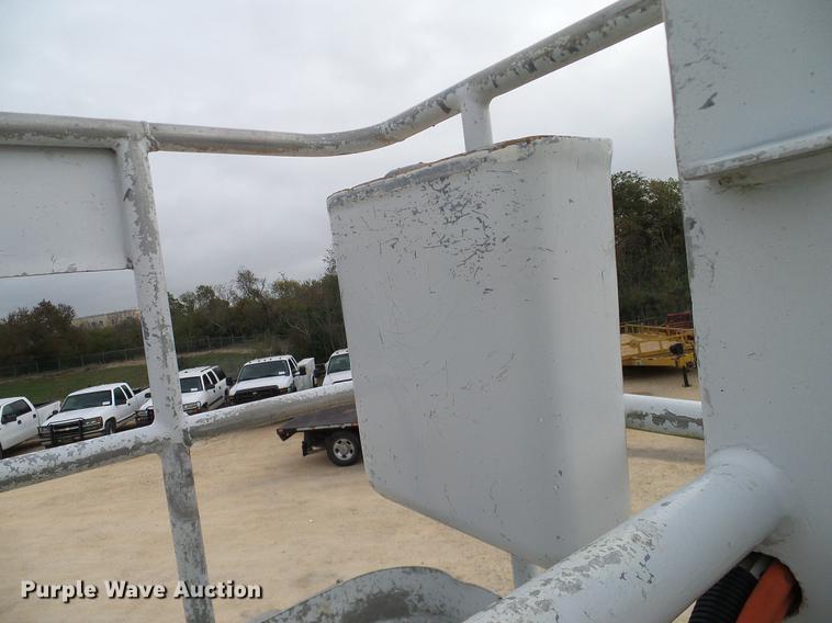 image for item DD1454 1999 International 4900 bucket truck