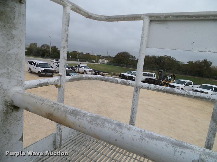 image for item DD1454 1999 International 4900 bucket truck