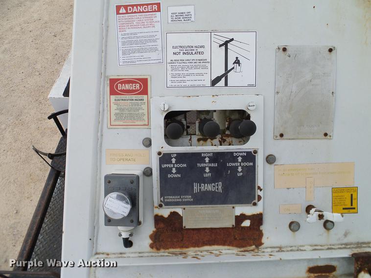 image for item DD1454 1999 International 4900 bucket truck