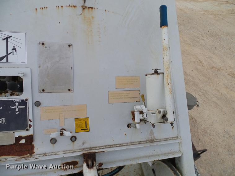 image for item DD1454 1999 International 4900 bucket truck