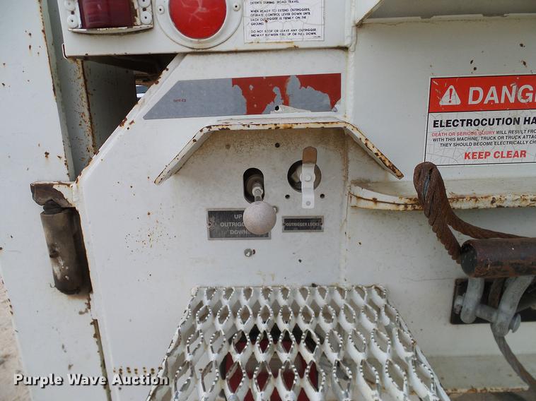 image for item DD1454 1999 International 4900 bucket truck