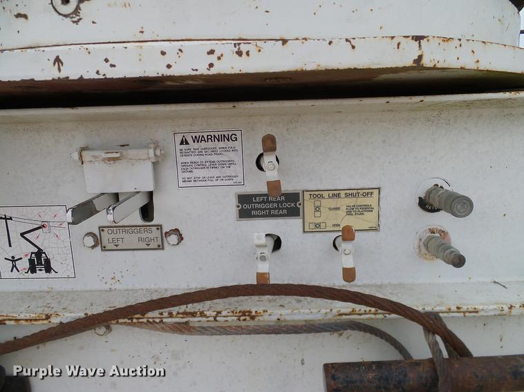 image for item DD1454 1999 International 4900 bucket truck