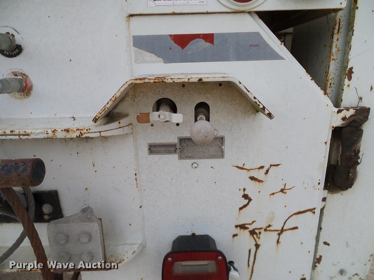 image for item DD1454 1999 International 4900 bucket truck