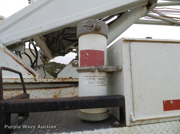 image for item DD1454 1999 International 4900 bucket truck