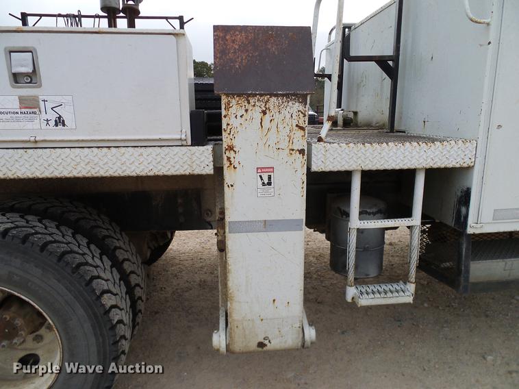 image for item DD1454 1999 International 4900 bucket truck