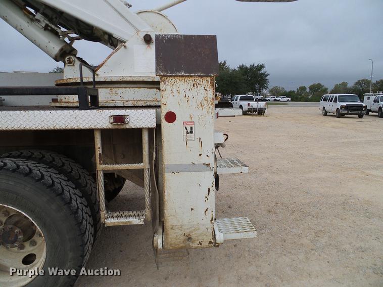 image for item DD1454 1999 International 4900 bucket truck