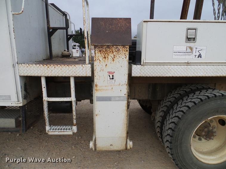 image for item DD1454 1999 International 4900 bucket truck