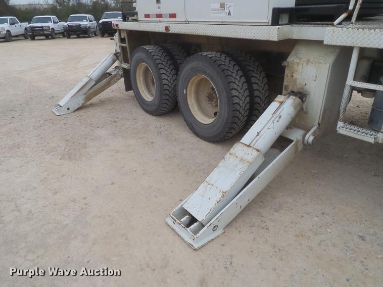 image for item DD1454 1999 International 4900 bucket truck