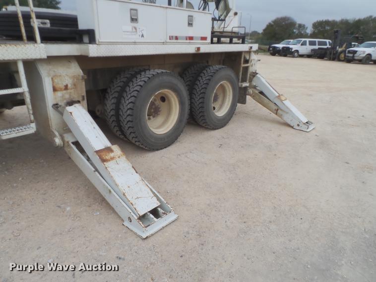 image for item DD1454 1999 International 4900 bucket truck