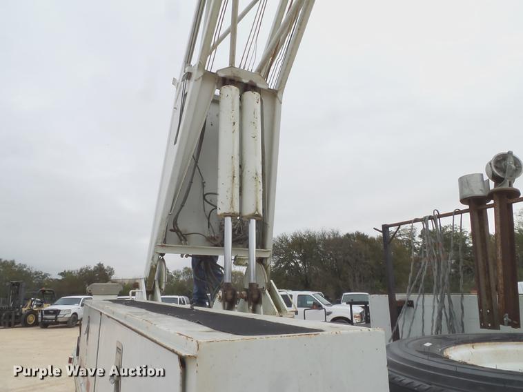 image for item DD1454 1999 International 4900 bucket truck