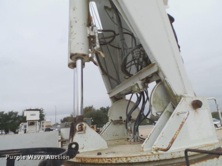 image for item DD1454 1999 International 4900 bucket truck