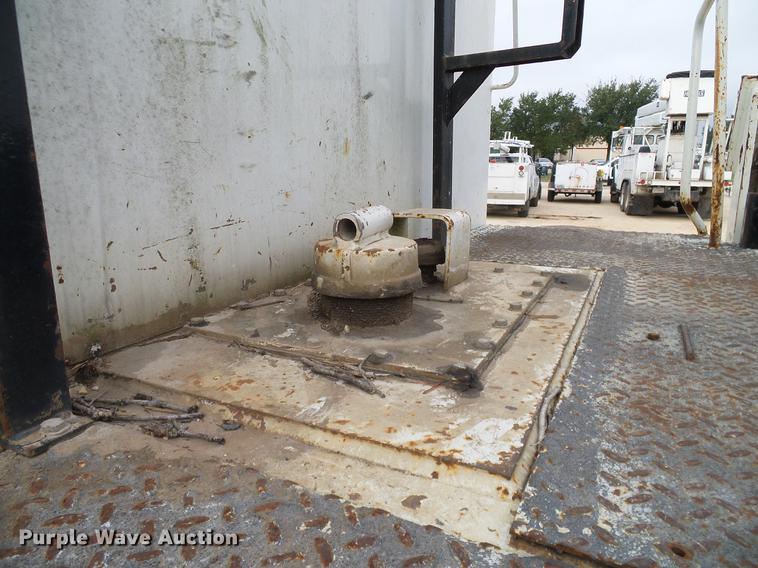 image for item DD1454 1999 International 4900 bucket truck