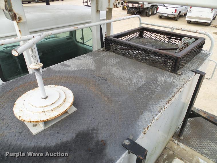 image for item DD1454 1999 International 4900 bucket truck