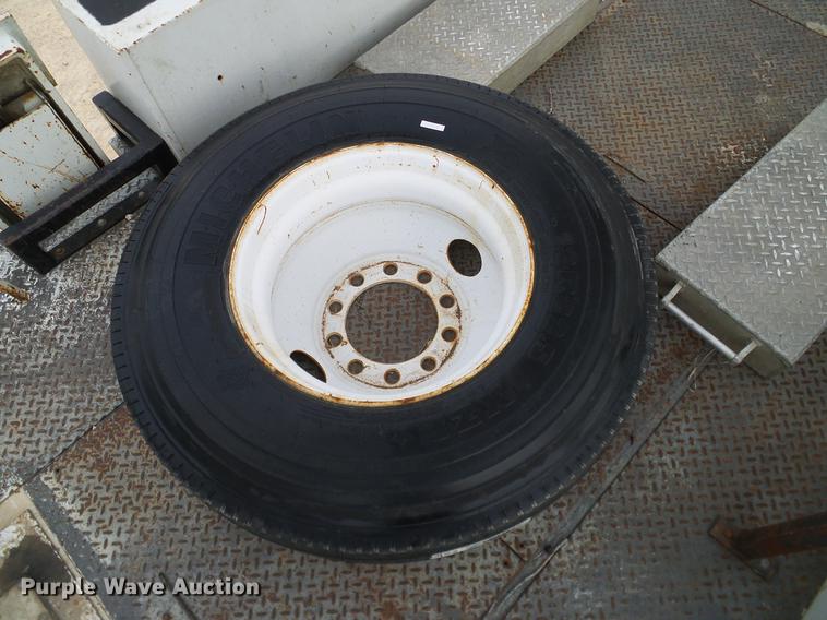 image for item DD1454 1999 International 4900 bucket truck