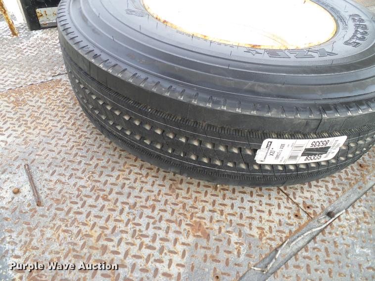 image for item DD1454 1999 International 4900 bucket truck