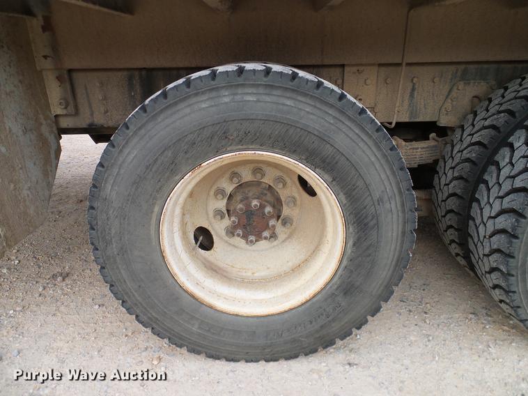 image for item DD1454 1999 International 4900 bucket truck