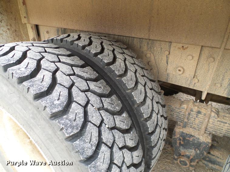 image for item DD1454 1999 International 4900 bucket truck