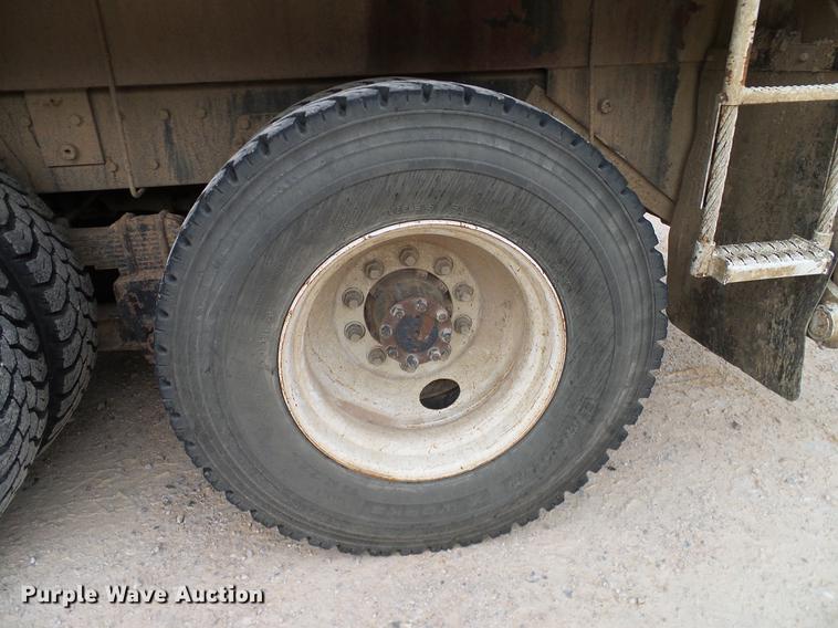 image for item DD1454 1999 International 4900 bucket truck