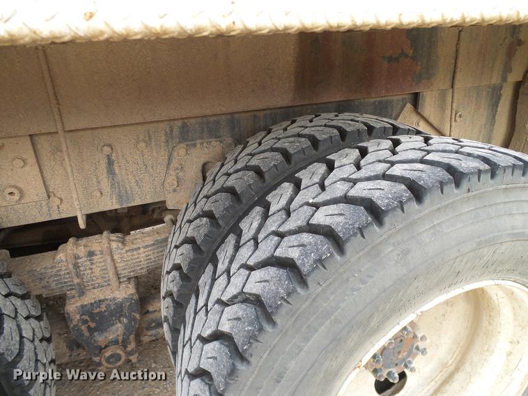 image for item DD1454 1999 International 4900 bucket truck