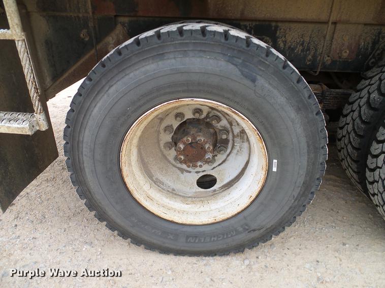 image for item DD1454 1999 International 4900 bucket truck