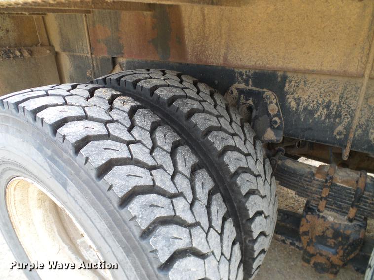 image for item DD1454 1999 International 4900 bucket truck