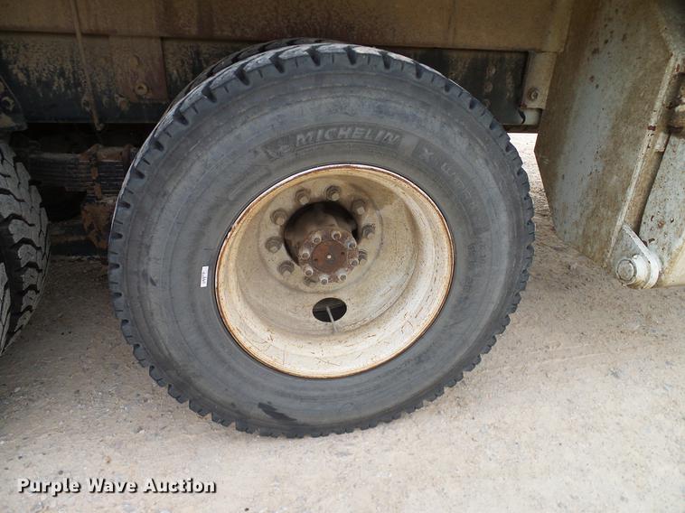 image for item DD1454 1999 International 4900 bucket truck