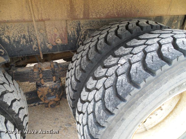 image for item DD1454 1999 International 4900 bucket truck