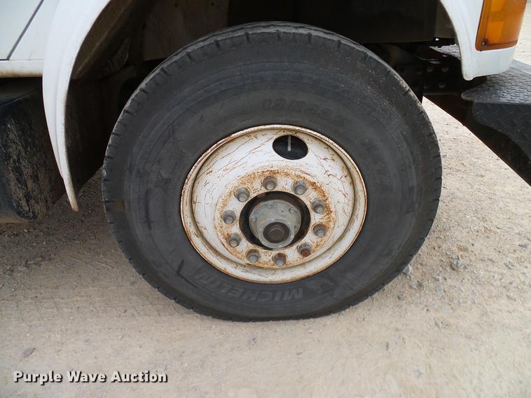 image for item DD1454 1999 International 4900 bucket truck