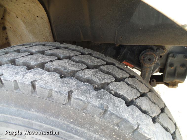 image for item DD1454 1999 International 4900 bucket truck