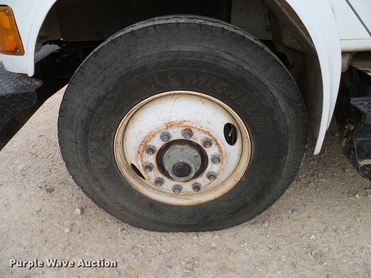 image for item DD1454 1999 International 4900 bucket truck