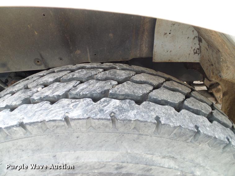 image for item DD1454 1999 International 4900 bucket truck