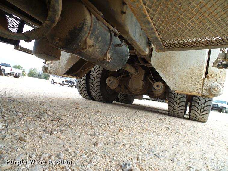 image for item DD1454 1999 International 4900 bucket truck