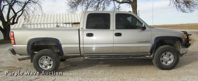 image for item DD2985 2002 GMC Sierra 2500HD SLE Crew Cab pickup truck