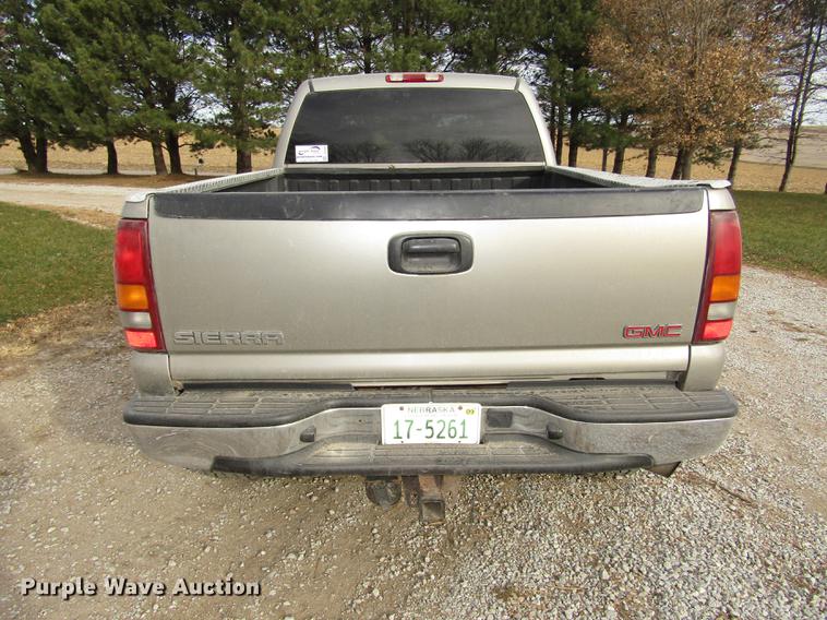 image for item DD2985 2002 GMC Sierra 2500HD SLE Crew Cab pickup truck