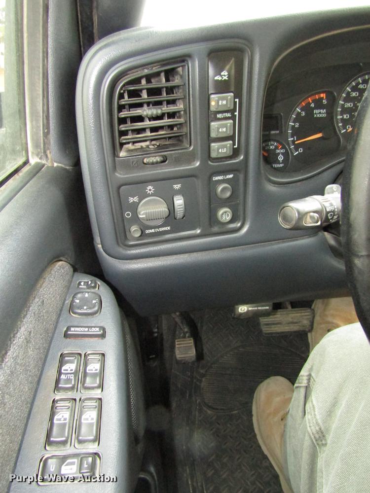 image for item DD2985 2002 GMC Sierra 2500HD SLE Crew Cab pickup truck