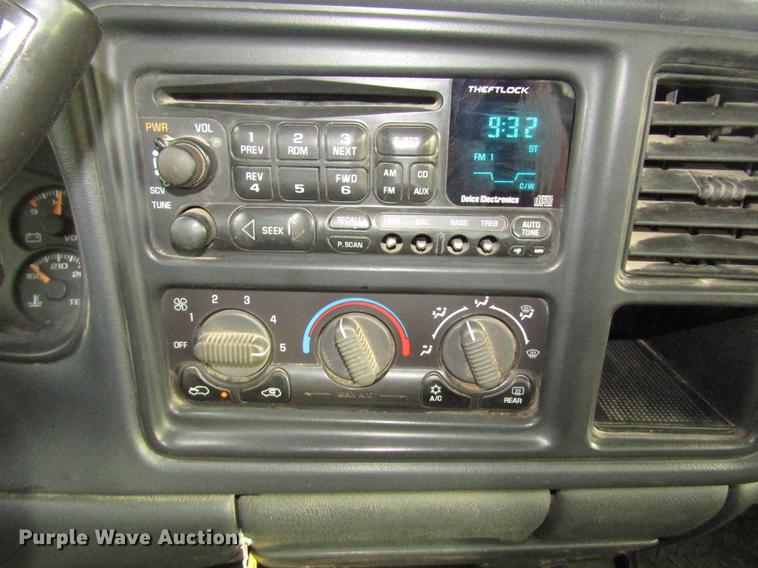 image for item DD2985 2002 GMC Sierra 2500HD SLE Crew Cab pickup truck