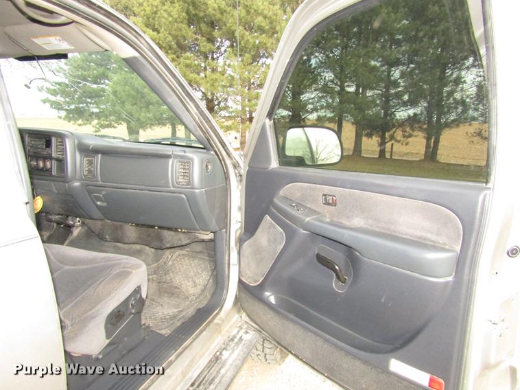 image for item DD2985 2002 GMC Sierra 2500HD SLE Crew Cab pickup truck