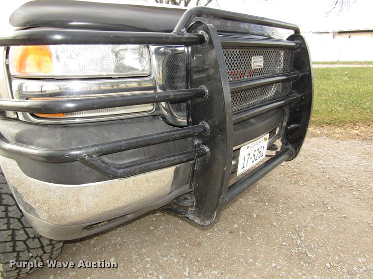 image for item DD2985 2002 GMC Sierra 2500HD SLE Crew Cab pickup truck