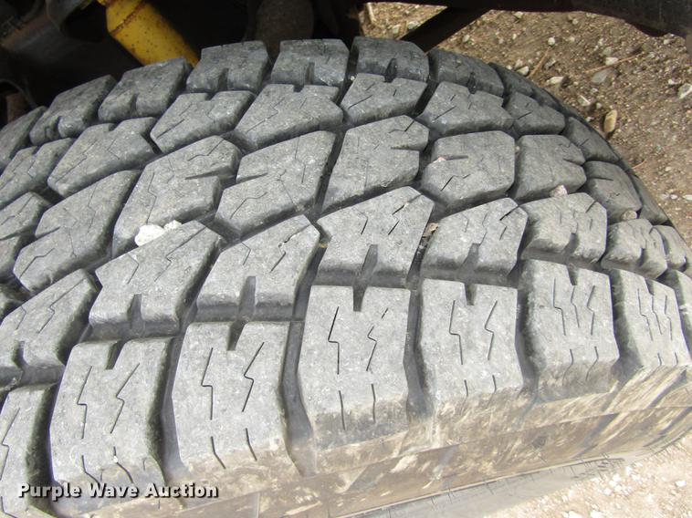 image for item DD2985 2002 GMC Sierra 2500HD SLE Crew Cab pickup truck