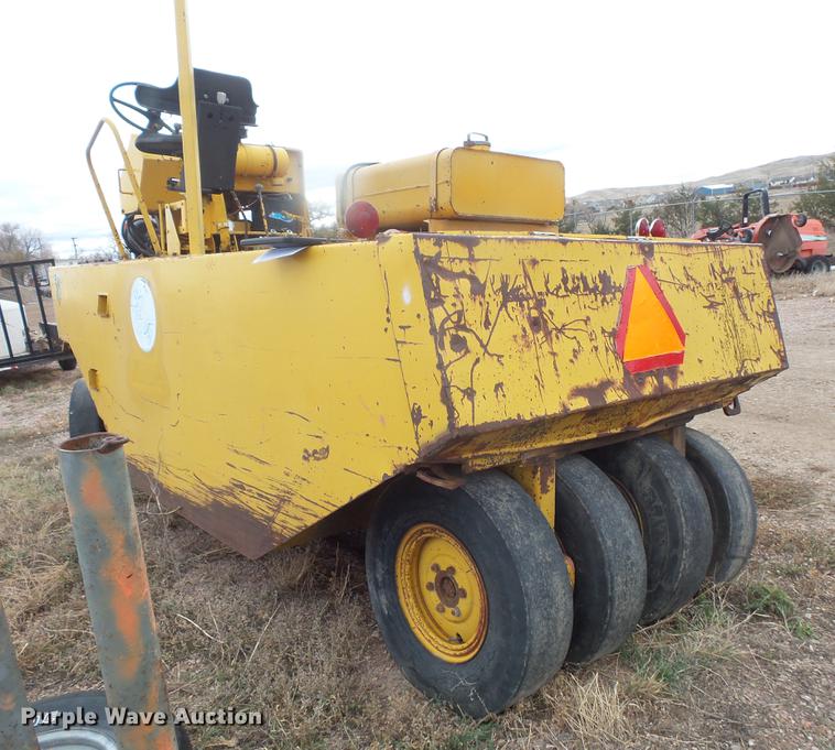 image for item DE9447 Bros pneumatic roller