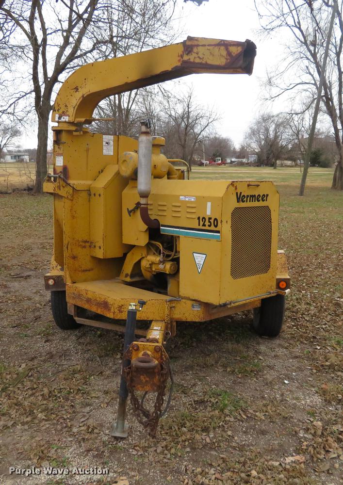 image for item DI9930 Vermeer BC1250 wood chipper
