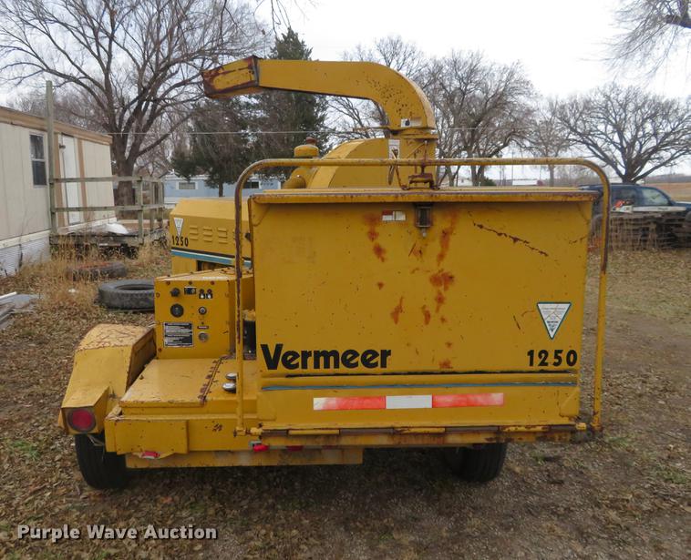 image for item DI9930 Vermeer BC1250 wood chipper