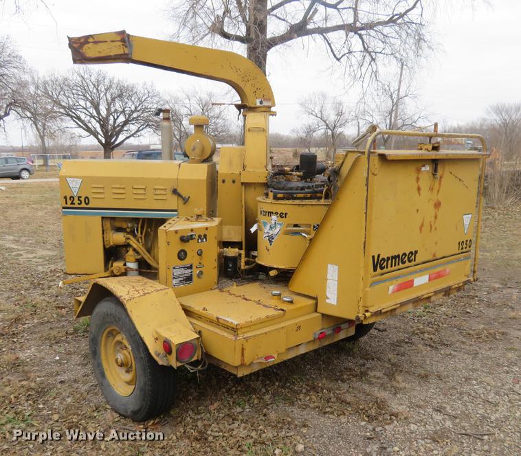 image for item DI9930 Vermeer BC1250 wood chipper